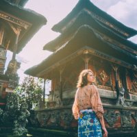 frau zu fuß im balinesischen tempel - travel stock-fotos und bilder