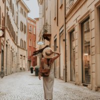frau zu fuß in bologna - travel stock-fotos und bilder