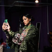 frauenporträt einer modefrau hinter den kulissen der modenwoche. lifestyle-fotografie, hinter den kulissen der neuen bekleidungskollektion. mädchenbekleidung von modedesigner. haute couture foto. - fashion week stock-fotos un