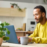 freelancer working on laptop at home - home decoration stock-fotos und bilder