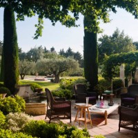 french holiday home in provence - garden decoration photos et images de collection