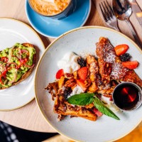 french toast with fresh fruits and berries served for brunch at the cafe - food stock pictures, royalty-free photos & images