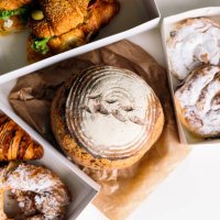 fresh bread and pastries home delivery in eco packaging - junk food stock pictures, royalty-free photos & images