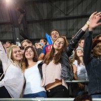 freunde in der menge auf einem stadion - concert stock-fotos und bilder