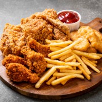fried chicken with french fries and nuggets meal - food photos et images de collection
