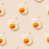 fried eggs with anthropomorphic smiley faces on yolks - food stockfoto's en -beelden