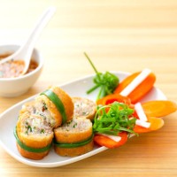 fried spring rolls: a crunchy and delicious asian appetizer. suitable for parties and gatherings. there are thai, vietnamese and chinese flavors. - junk food stock pictures, royalty-free photos & images