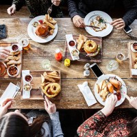 friends at a pub eating, birds view - food stockfoto's en -beelden