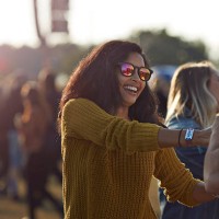 friends dancing at big festival concert - concert stockfoto's en -beelden