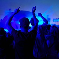 friends dancing at concert at night - concert stockfoto's en -beelden