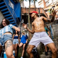 friends dancing break outdoors - concert stock pictures, royalty-free photos & images