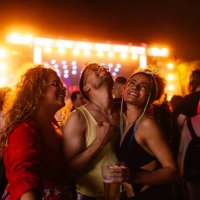 friends drinking beer and having fun at music festival. - concert stock pictures, royalty-free photos & images