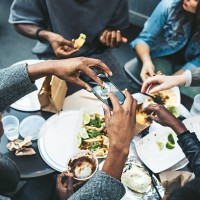 friends in new york at food cart - food stock pictures, royalty-free photos & images