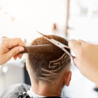 friseur-rasier-designs in eine haarschere des kunden - hairstyle stock-fotos und bilder