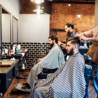 friseure schneiden haare der kunden im salon - hairstyle stock-fotos und bilder