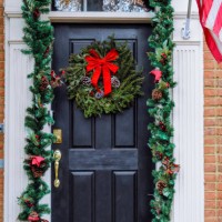 front entrance of house adorned with christmas decor - home decoration stock pictures, royalty-free photos & images