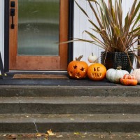 front of a modern home decorated with halloween pumpkins - garden decoration stockfoto's en -beelden