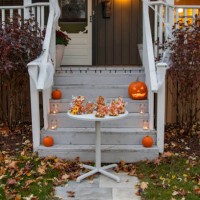 front of house decorated for halloween - home decoration stock pictures, royalty-free photos & images
