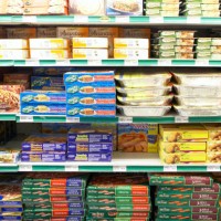 frozen foods section of grocery store - food photos et images de collection