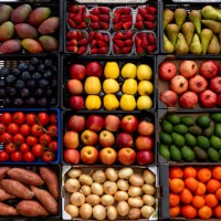 fruits and vegetables for sale at market stall - food stockfoto's en -beelden