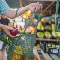 frutas y verduras en una bolsa reutilizable de malla de algodón, zero waste shopping en el mercado al aire libre - food fotografías e imágenes de stock