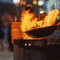frying pan in burning flames - food stockfoto's en -beelden