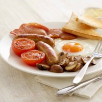 full english breakfast served on a plate - junk food stockfoto's en -beelden