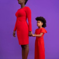 futuristische mutter und tochter in rot - fashion stock-fotos und bilder