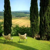 garden chairs with tuscan landscape - garden decoration photos et images de collection