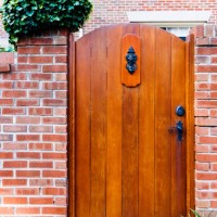 garden door - garden decoration stockfoto's en -beelden