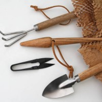 gardening tools on table - garden decoration photos et images de collection