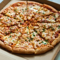 garlic shrimp pizza - junk food stock pictures, royalty-free photos & images