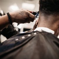 geben einen neuen haarschnitt in seinem geschäft barber - hairstyle stock-fotos und bilder