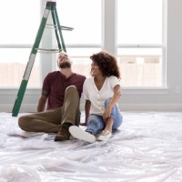 gelukkig paar ontspannen tijdens het schilderen van een kamer - home decoration stockfoto's en -beelden