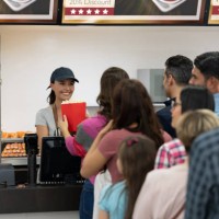gelukkige vrouw die voedsel verkoopt bij de concessietribune bij de bioskoop - food stockfoto's en -beelden