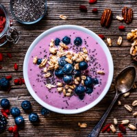 gemengde bessen smoothie bowl op rustieke houten tafel. - food stockfoto's en -beelden