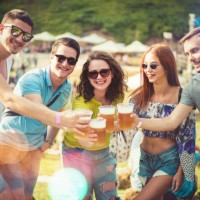 genieten van goed gezelschap en bier - concert stockfoto's en -beelden