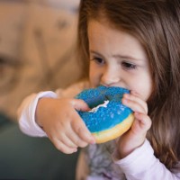 genieten van mijn dessert - junk food stockfoto's en -beelden
