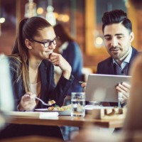 gens d’affaires au cafe restaurant discuter pendant le déjeuner d’affaires - food photos et images de collection