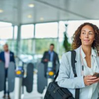 geschäftsfrau kommt am flughafen an - travel stock-fotos und bilder