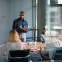 geschäftsmann, besprechung und diskussion mit büro, sitzungssaal und zusammenarbeit oder werkstatt. leader, training und präsentation für mentoren, coaching und strategie für teamarbeit und planung mit startup - home decorati