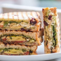 gestapelde vegetarische broodjes van rucola, artisjok, zon gedroogde tomaat, pesto - food stockfoto's en -beelden