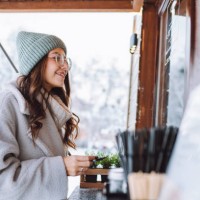 get warm with street coffee or tea. smiling woman in warm clothes hold credit card, treating herself near food and drink stall in winter streets - junk food stock pictures, royalty-free photos & images