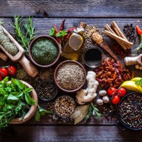 gewürze und kräuter auf rustikalen holz küchentisch - food stock-fotos und bilder