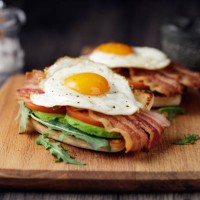 gezonde spek, gebakken ei brunch - food stockfoto's en -beelden