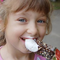 girl and ice-cream. - junk food stock-fotos und bilder