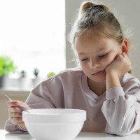 girl doesn't want to eat - food stockfoto's en -beelden