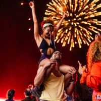 girl on boyfriends shoulders at festival - concert stock pictures, royalty-free photos & images