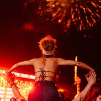 girl on mans shoulder at concert - concert stock pictures, royalty-free photos & images