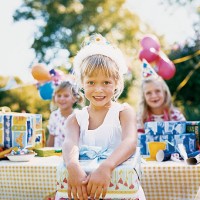 girl sitting on bench holding wrapped birthday presents - garden decoration stockfoto's en -beelden
